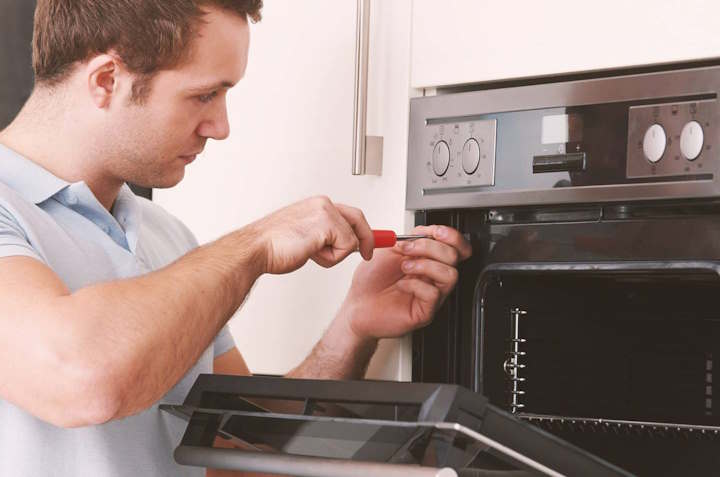 Técnico reparando horno